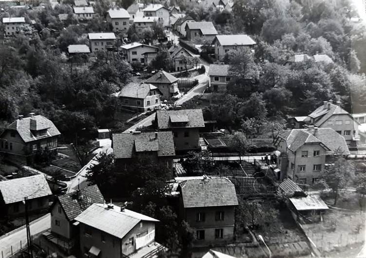 A group of houses in a neighborhood
AI-generated content may be incorrect.