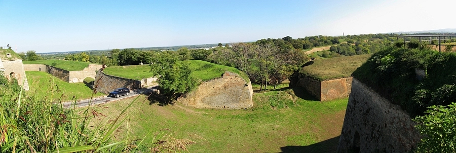 Novi Sad, Petrovaradinska tvrdjava, 4. 10. 2013. Slika je vidna v Google Chromu.