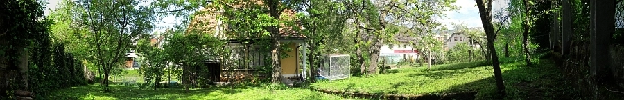 Sadovnjak za hišo,2. 5. 2012. Slika je vidna v Google Chromu.