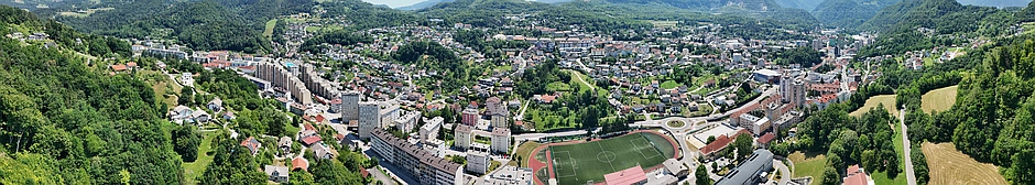 Trbovlje z zahoda (nad cerkvijo Sv. Miklavža), 28. 6. 2026. Slika je vidna v Google Chromu.