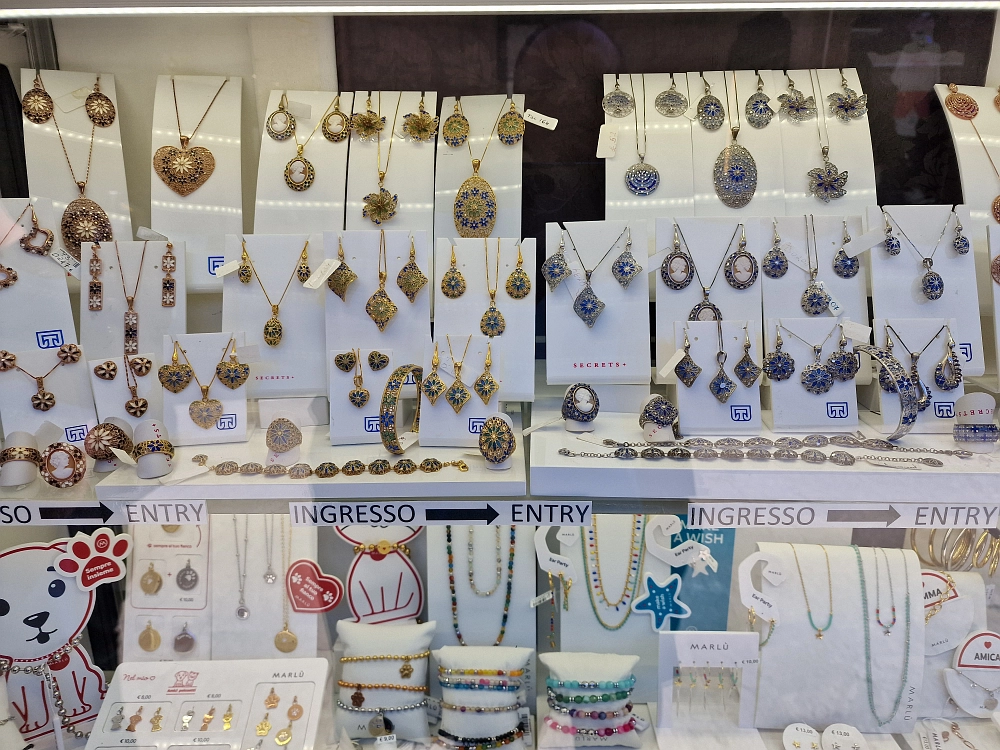 Slika je vidna v Google Chromu.