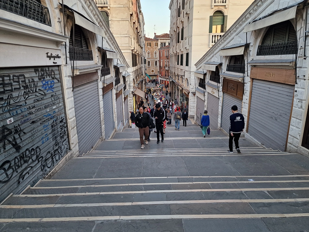 Slika je vidna v Google Chromu.